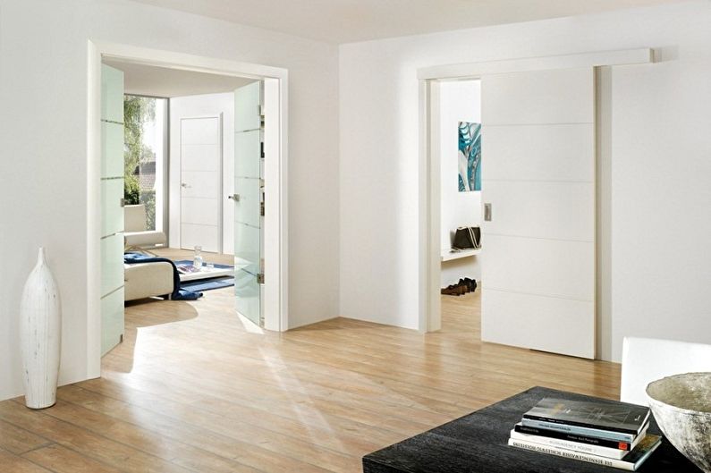 Pintu putih dalam gaya dalaman yang berbeza - minimalisme Laconic