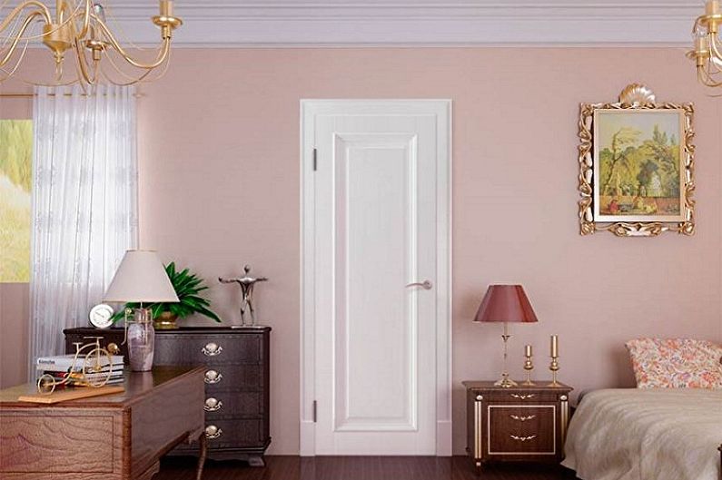 Vita dörrar i interiören - foto