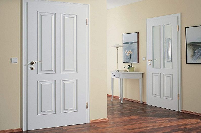 Baltos durys interjere - nuotrauka
