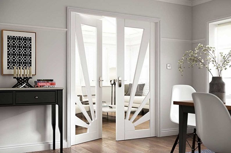 Άσπρες πόρτες στο εσωτερικό - φωτογραφία