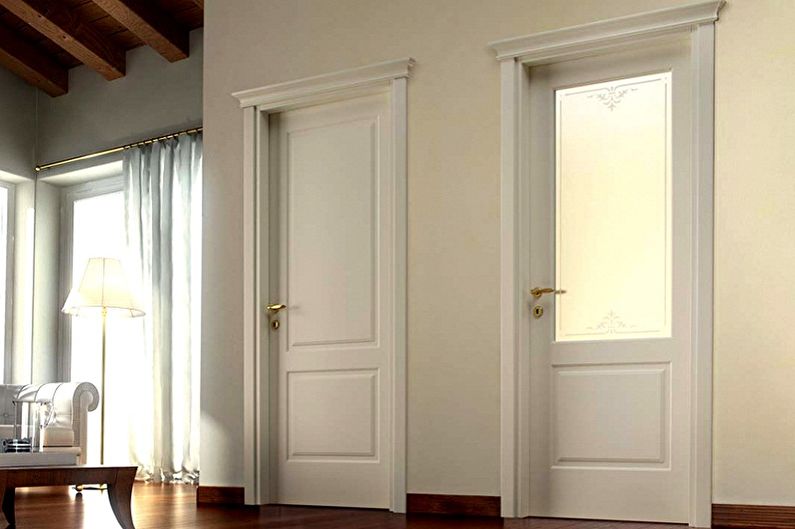 Άσπρες πόρτες στο εσωτερικό - φωτογραφία