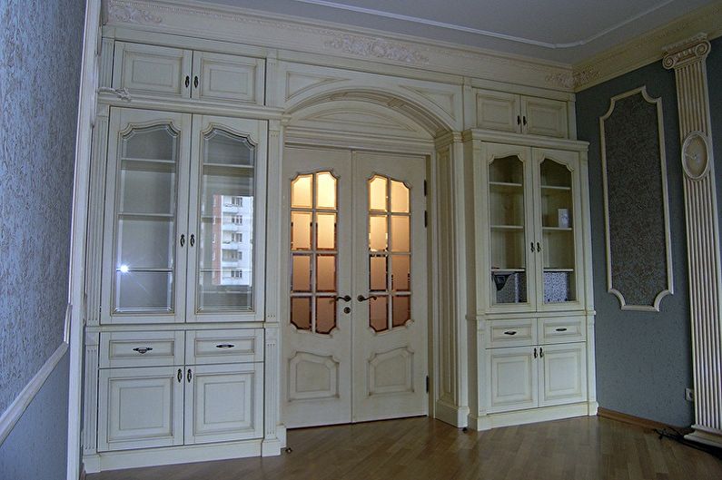 Białe drzwi we wnętrzu - zdjęcie