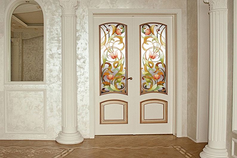 Fehér ajtók a belső térben - fénykép