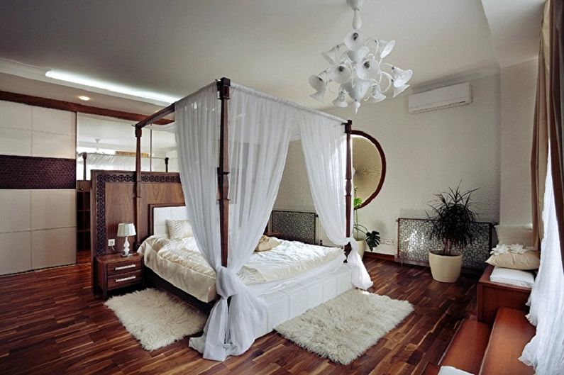 Čtyři plakátové postele v různých stylech interiéru