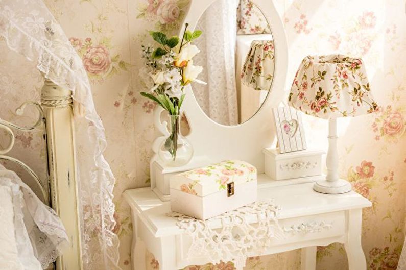 Tualetes galdiņš ar spoguli - foto