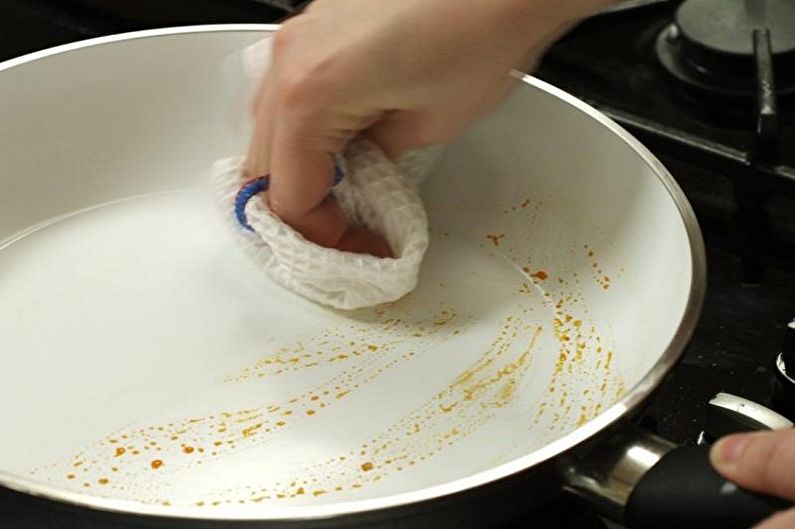 Cum curățați o tigaie ceramică de carbon - apă și acid citric