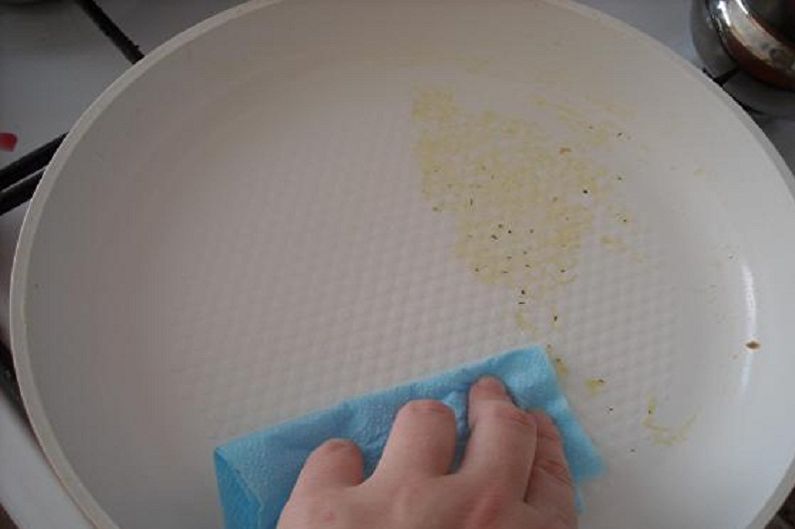 Come pulire una padella in ceramica dai depositi di carbonio - Alcol
