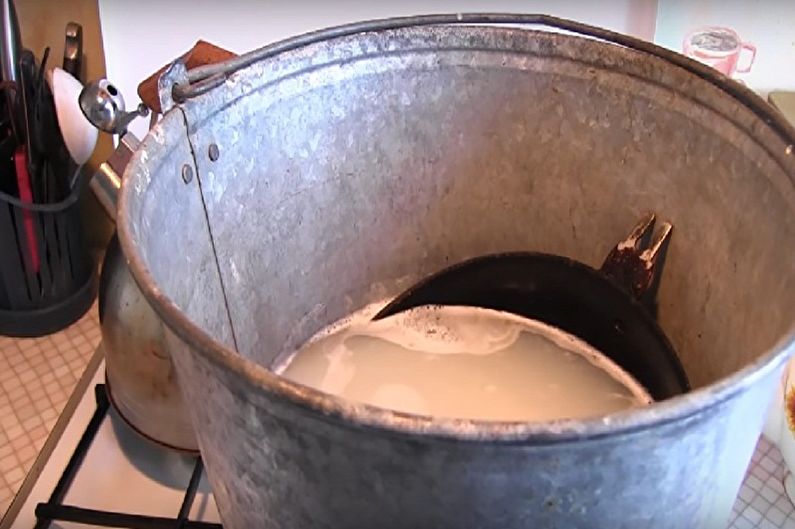 Hur man rengör en gjutjärn stekpanna - pulver och soda