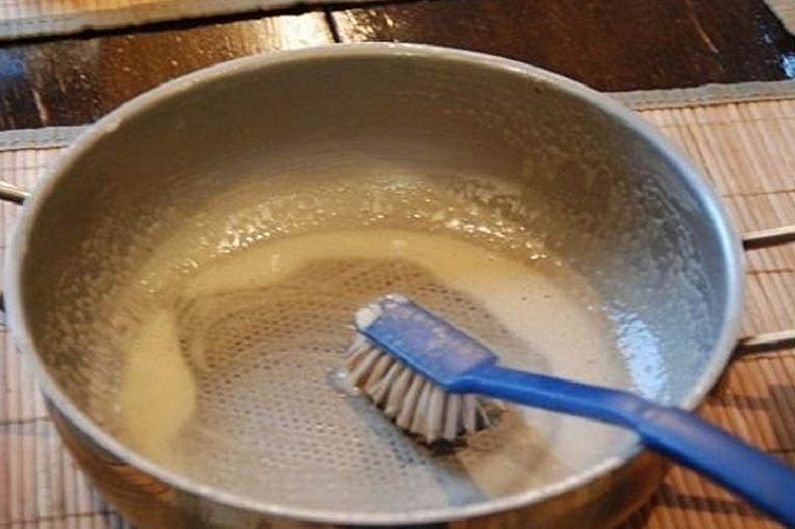 Comment nettoyer une casserole en aluminium carbone - sel et vinaigre