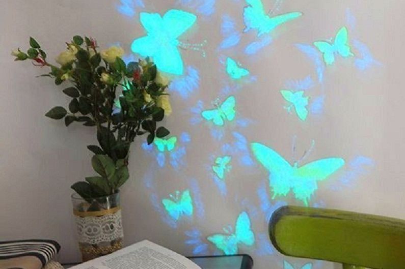 Gør-det-selv-sommerfugle på en væg - glødende sommerfugle