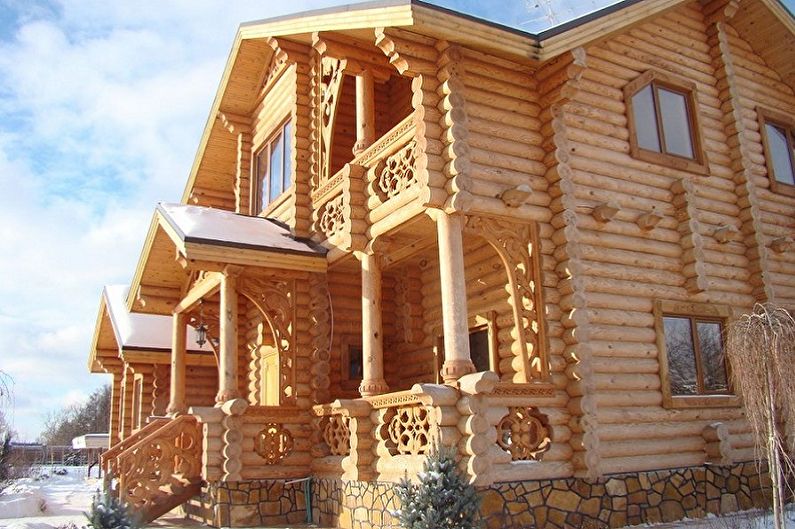 Moderne prosjekter av tømmerhus - Hus laget av tømmerstokker med dekorative utskjæringer