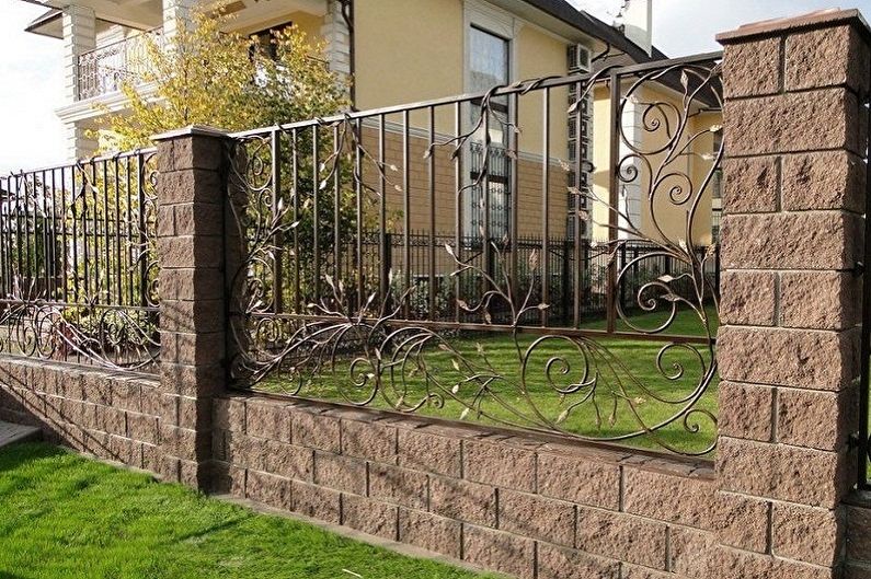 Nápady kovaného plotu - kovaný kamenný plot