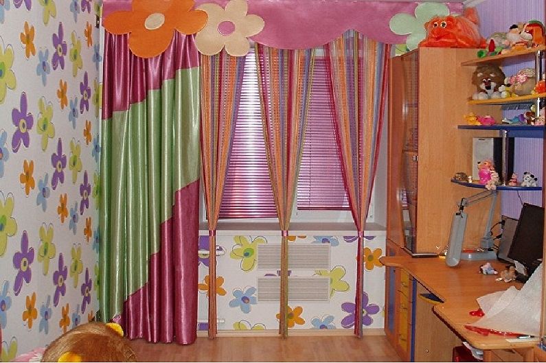 Szálas függöny a gyermekek szobájának belső részén