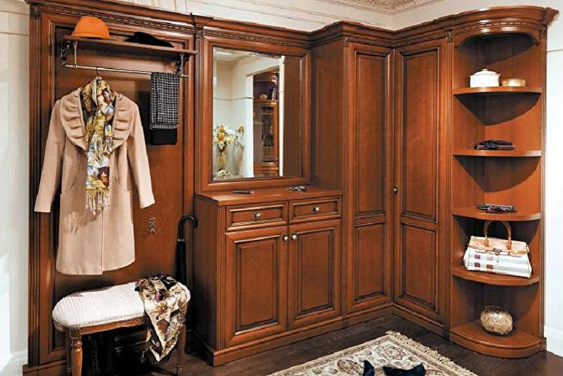 Угаона гардероба у ходнику у класичном стилу