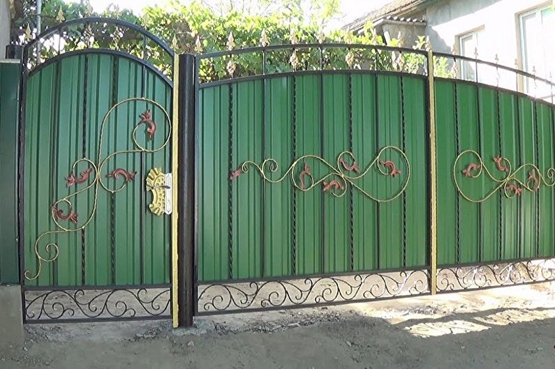 Porte og porte fra bølgepap - foto