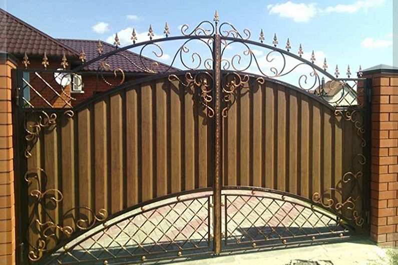 Gate at gate mula sa corrugated board - larawan