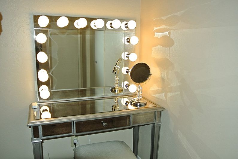 Typer dressing speil med pærer - Metode for plassering