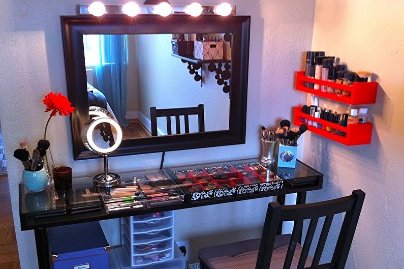 Make-up mirror with bulbs - photo