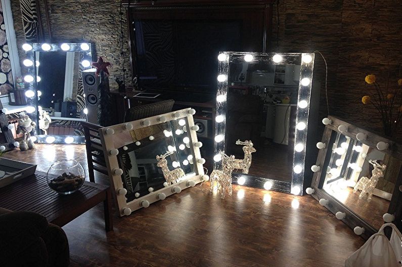 Espelho de maquiagem com lâmpadas - foto