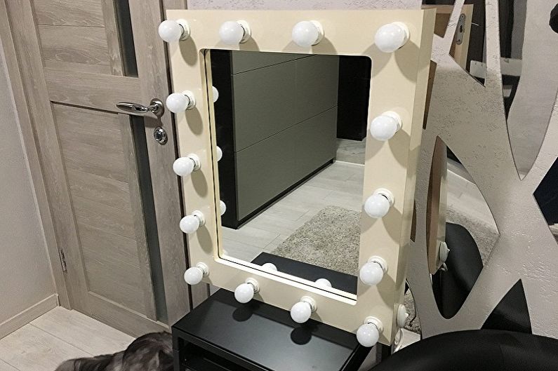 Espelho de maquiagem com lâmpadas - foto