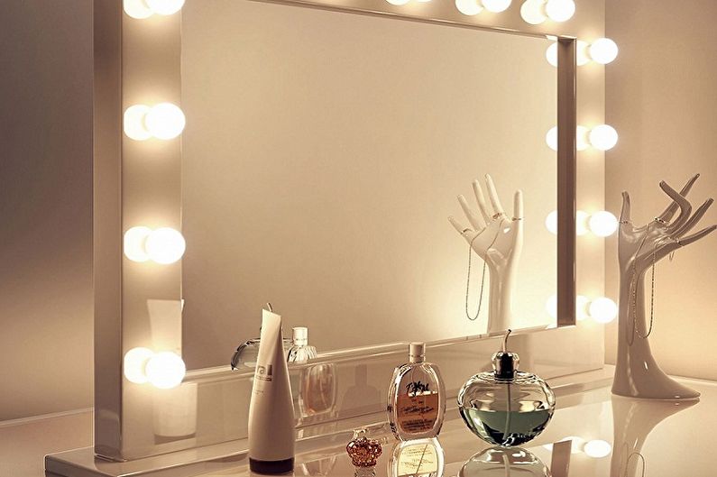 Miroir de maquillage avec ampoules - photo