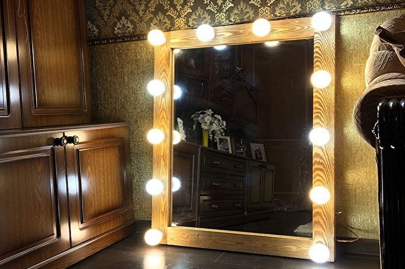 Огледало за шминкање са сијалицама - фото