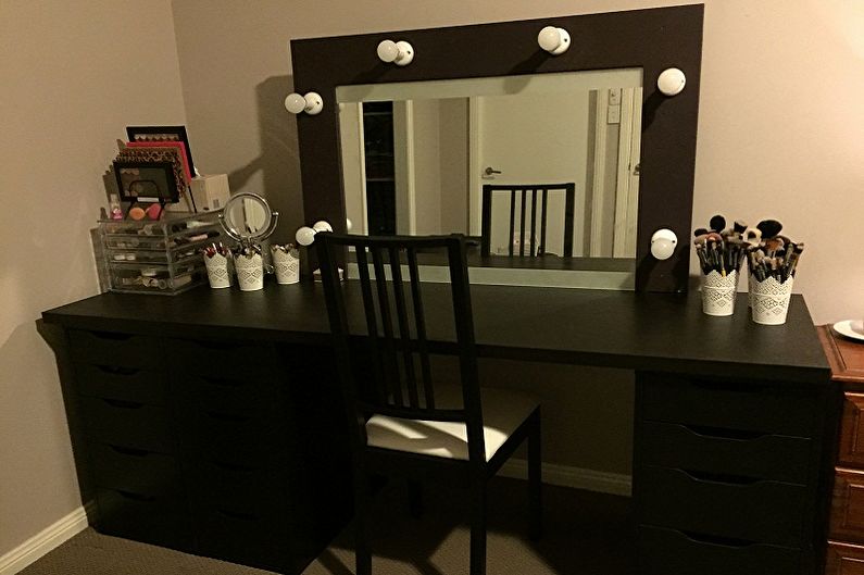 Miroir de maquillage avec ampoules - photo