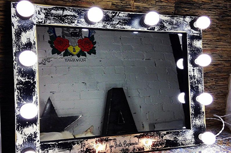 Makiažo veidrodis su lemputėmis - nuotrauka