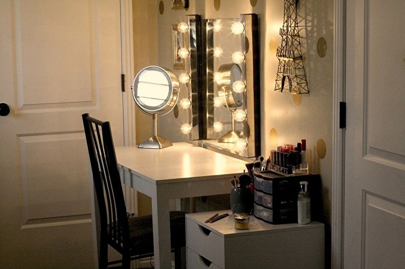 Καθρέφτης μακιγιάζ με βολβούς - φωτογραφία