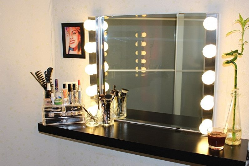 Ogledalo za šminkanje s žaruljama - foto