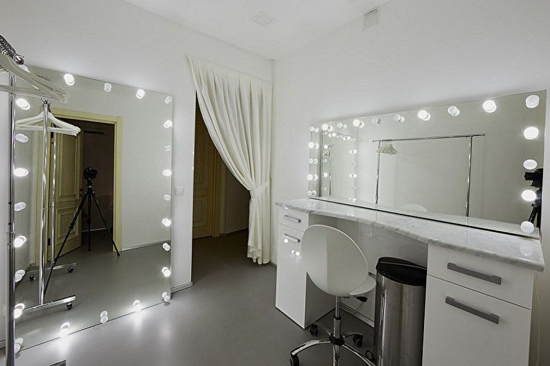 Makiažo veidrodis su lemputėmis - nuotrauka