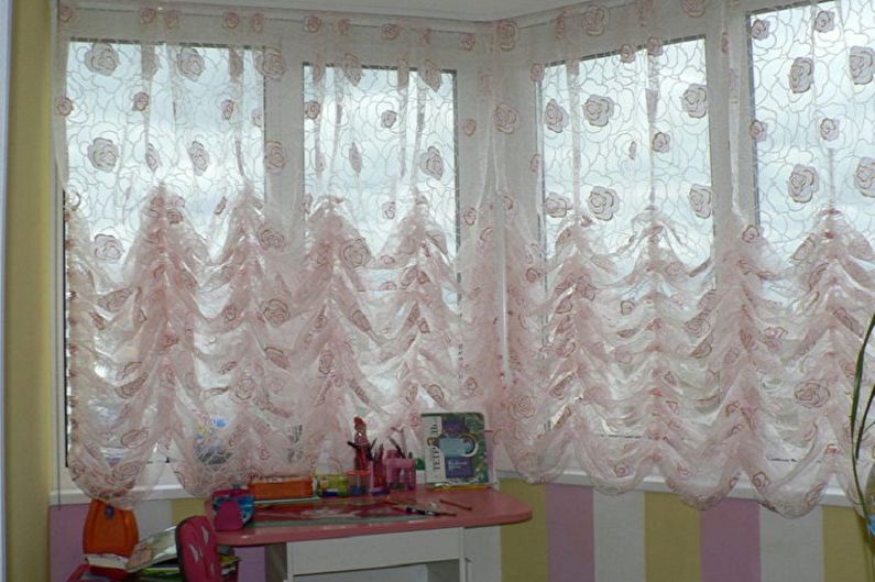 Franske gardiner i det indre af et børneværelse