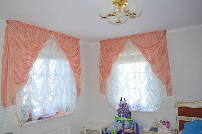 Franske gardiner i det indre af et børneværelse
