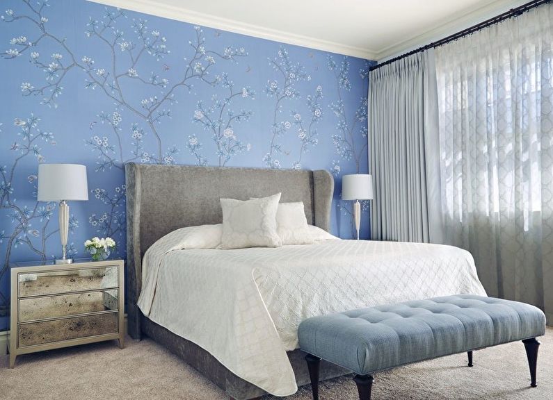 Niebieska tapeta w sypialni