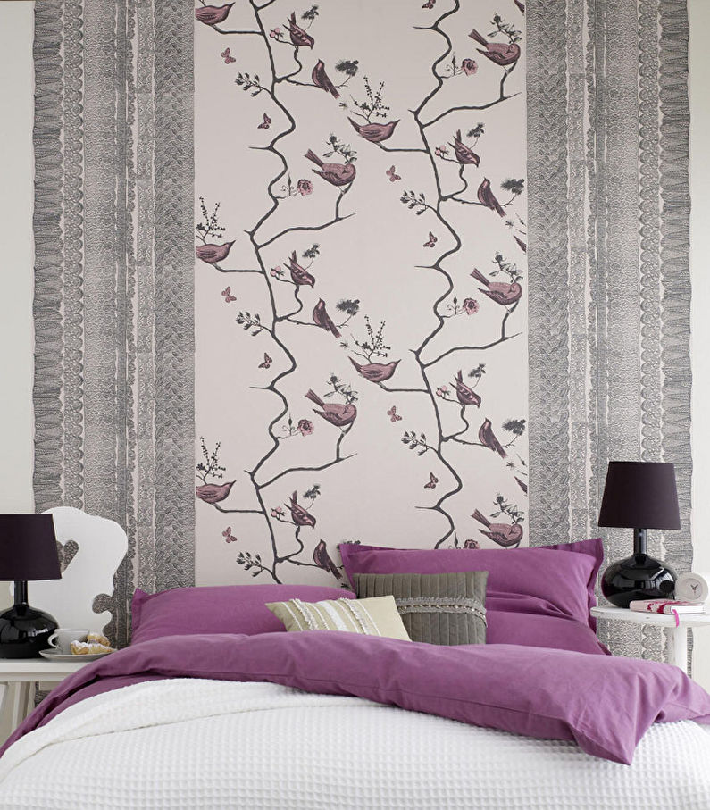 Vertical combination of wallpaper in the bedroom