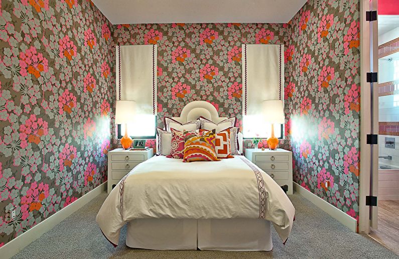 Kwiatowa tapeta do sypialni w stylu prowansalskim