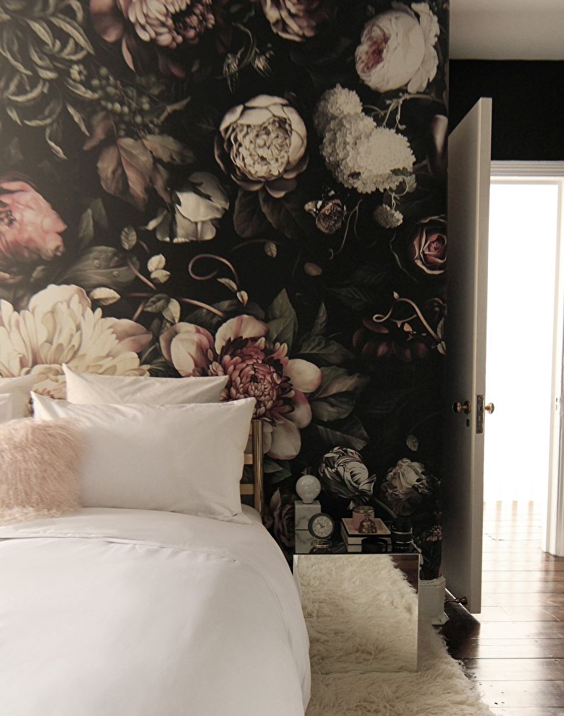 Floral wallpaper for the bedroom