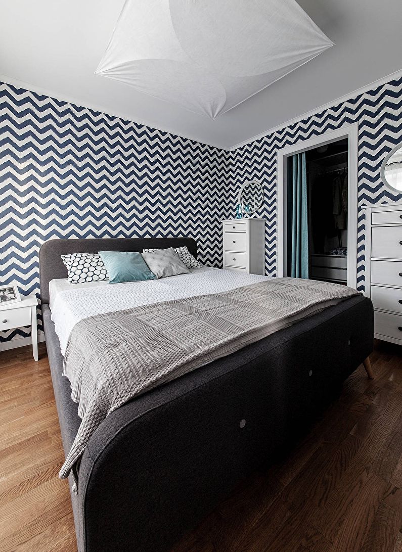 Blue and white wallpaper in the bedroom