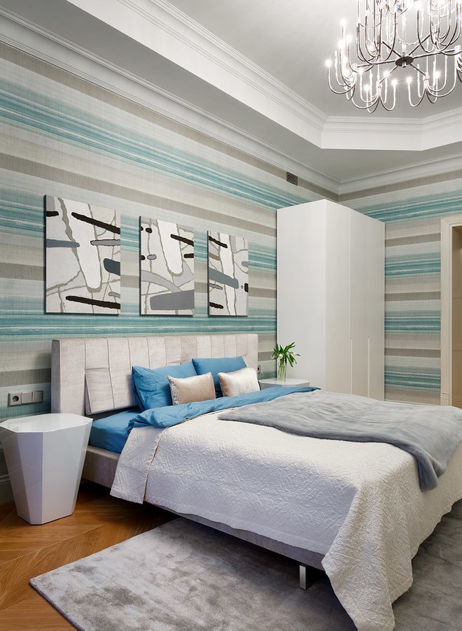 Svītrainas tapetes guļamistabai mūsdienīgā stilā.