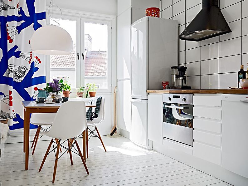 Wnętrze kuchni w stylu skandynawskim - Zasłony okienne