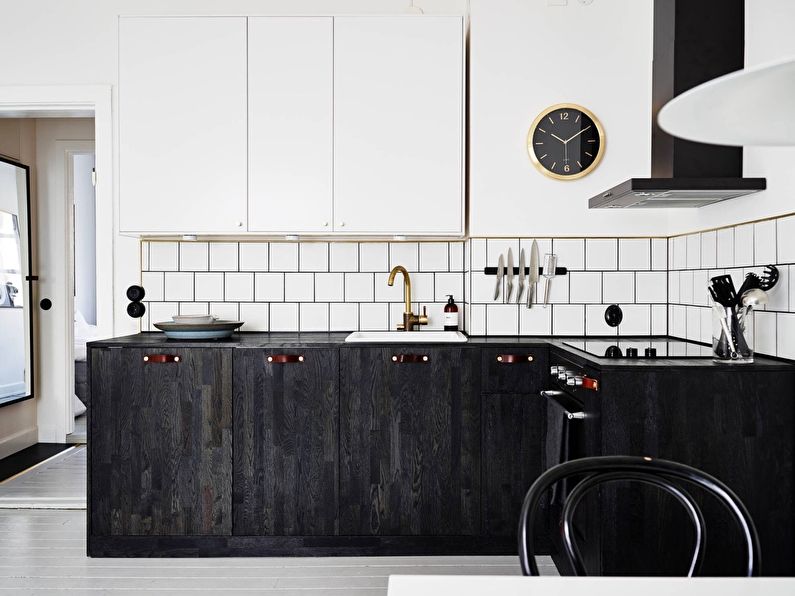 Nespalvota skandinaviško stiliaus virtuvė - interjero dizainas