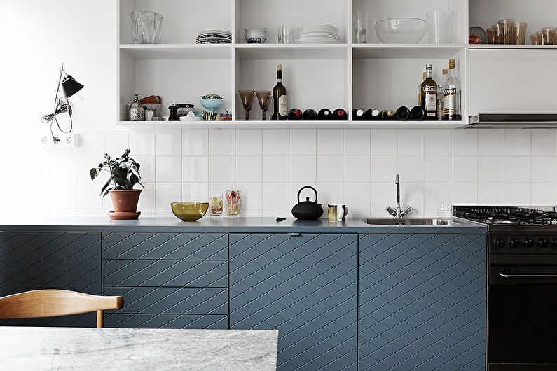 Mėlyna ir balta skandinaviško stiliaus virtuvė - interjero dizainas