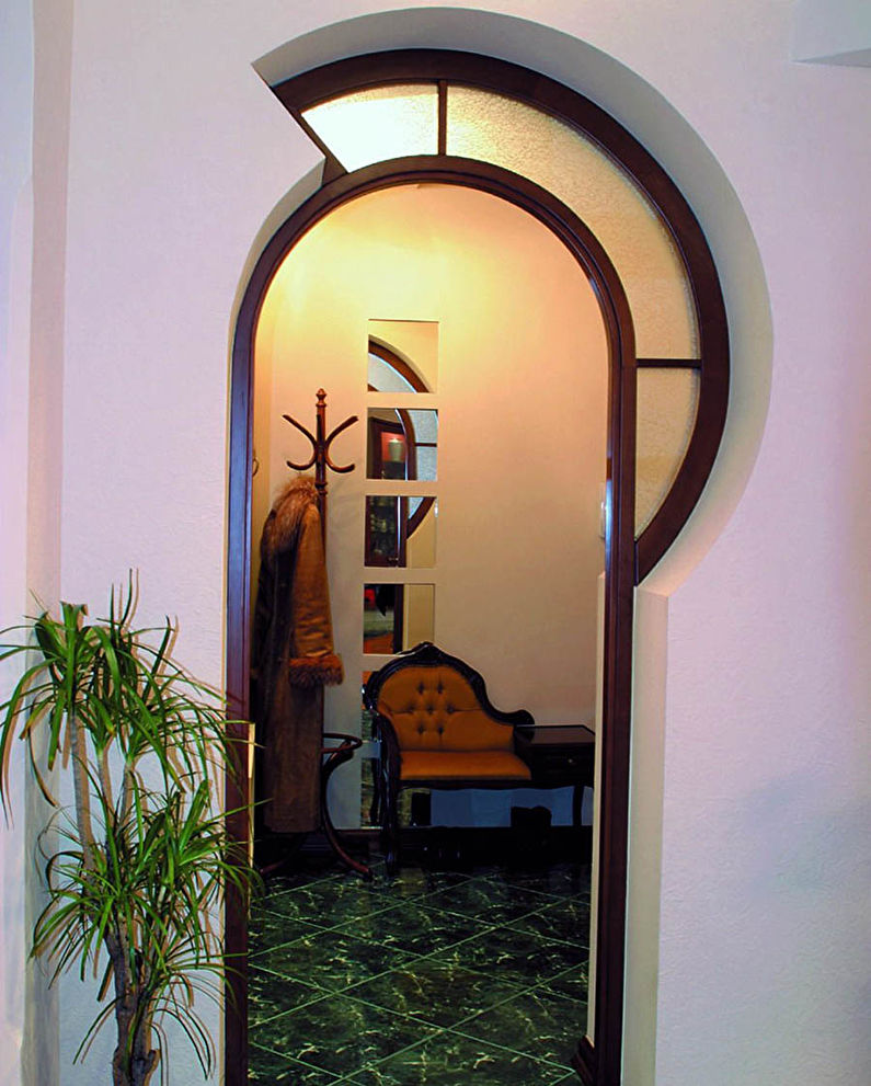 Arche de cloison sèche incurvée dans le couloir et le couloir - design
