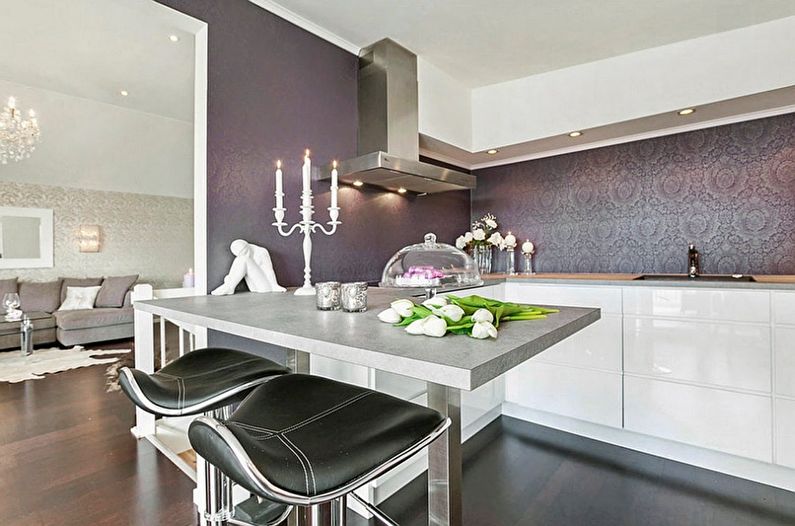 Violetas tapetes baltajai virtuvei - foto dizains