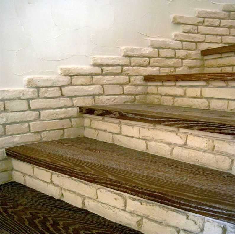 Décoration d'escalier avec pierre décorative - photo