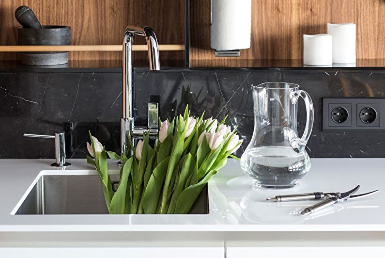 Virtuvės dizainas minimalizmo stiliumi iš studijos „Odnushechka“