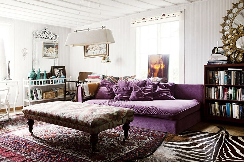 Warna ungu di bahagian dalam ruang tamu - Foto reka bentuk
