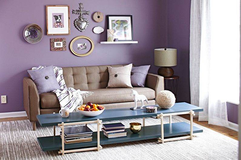 Warna ungu di bahagian dalam ruang tamu - Foto reka bentuk