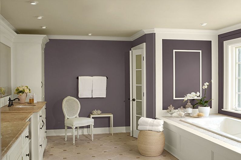 Alyvinė spalva vonios kambario interjere - Dizaino nuotrauka