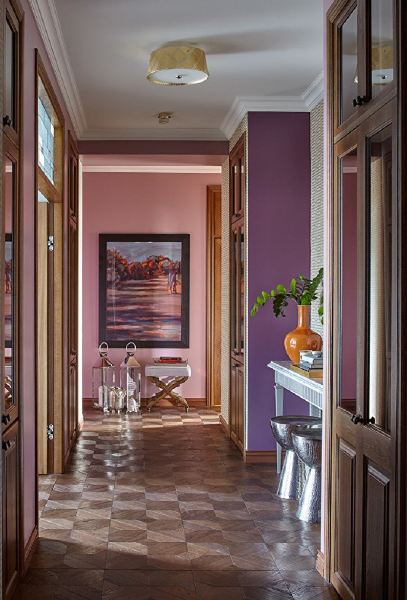 Lilla farge i gangen interiør - Designfoto